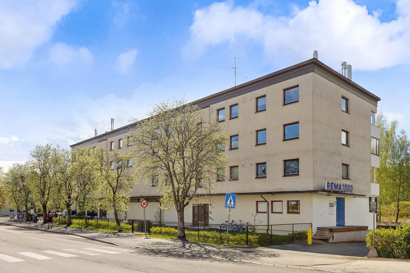 Rema1000 dagligvarebutikk i samme bygg. Borettslaget består av 17 andelseiere Galleribilde