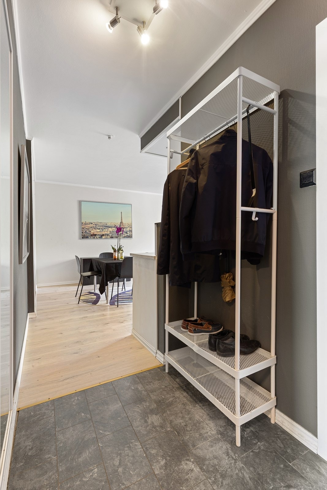 Entréen har plass til garderobeskap Galleribilde