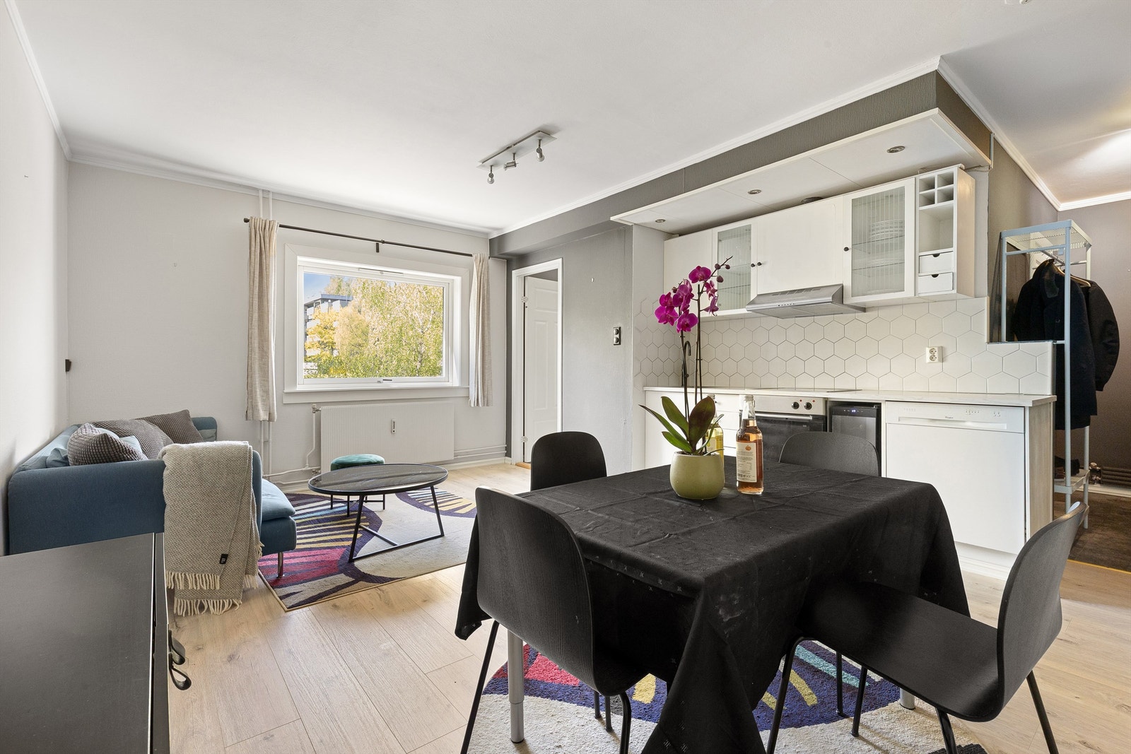 Området byr på en rekke tur- og idrettsmuligheter med Nadderud idrettsanlegg i umiddelbar nærhet samt lokal tursti som går hele veien opp til Østerås/Eiksmarka og bortover til Sandvika området. Det finnes også en rekke golfbaner innen rekkevidde Galleribilde