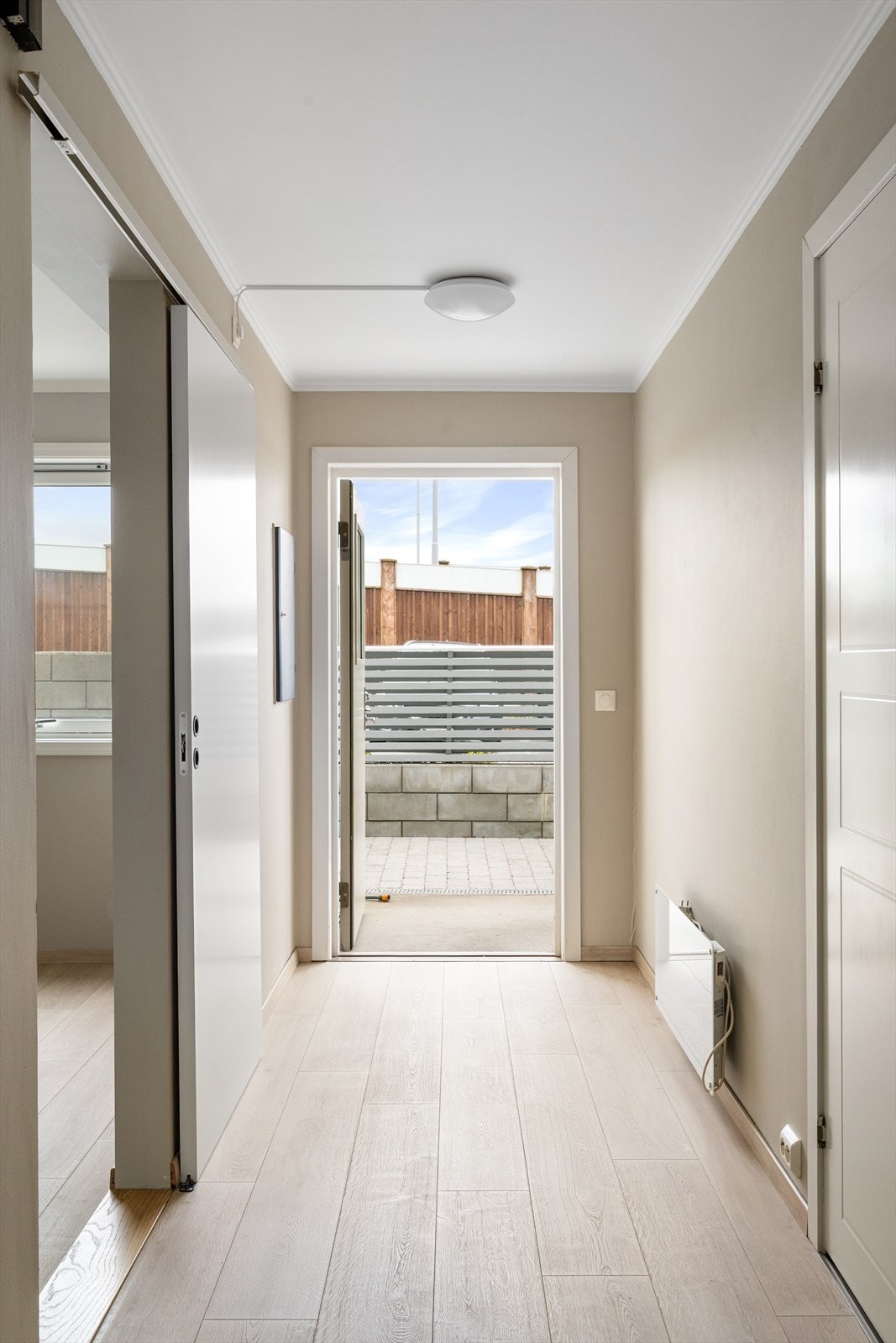 Pen entré/gang med god plass til å henge fra seg både klær og sko. Galleribilde