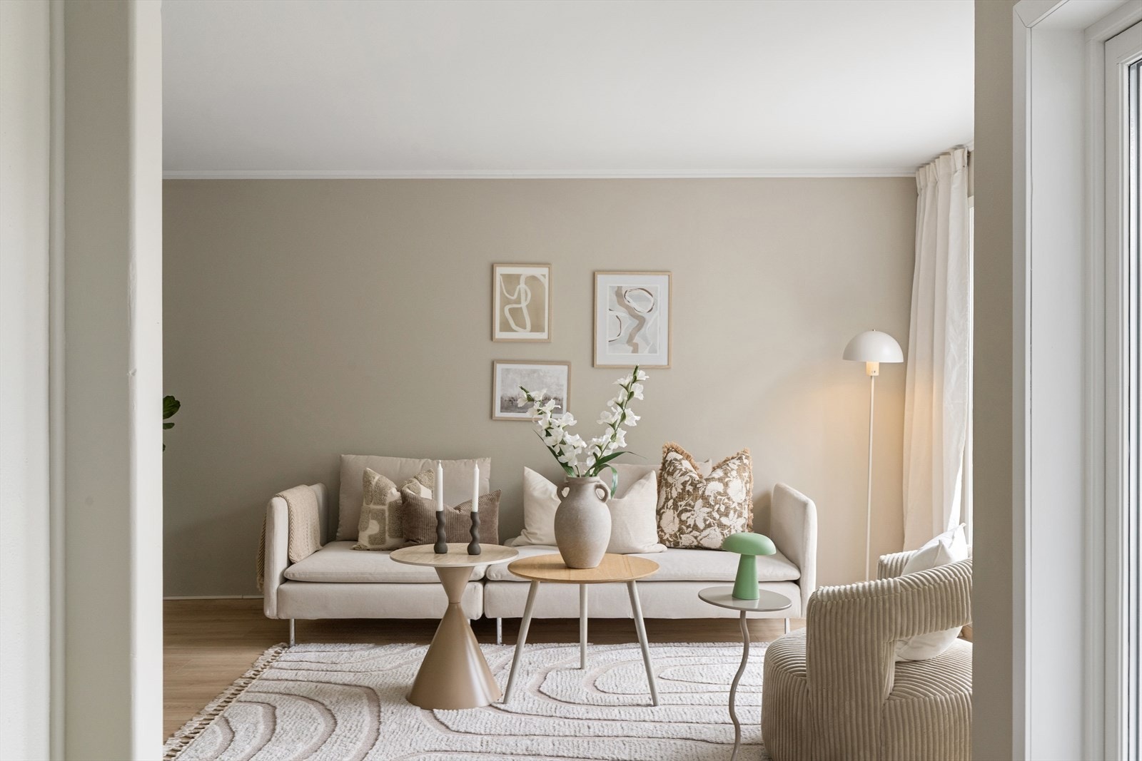 Stue som er lys og trivelig med god plass til både sofagruppe og spisebord, en perfekt plass til å nyte gode stunder med familie og venner. Galleribilde
