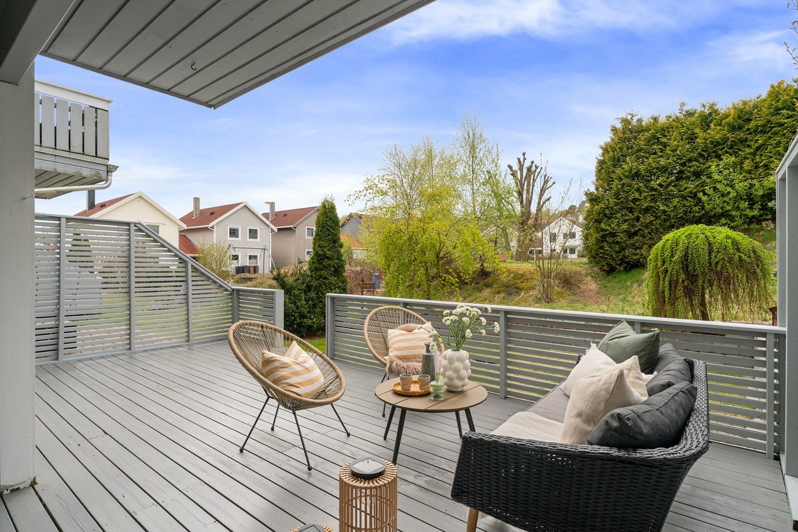 Uteområdet består av en terrasse med overbygg, en skjermende levegg, samt en privat hageflekk med plen og blomsterbed, noe som gir en fin kombinasjon av bruks- og rekreasjonsområder. Galleribilde
