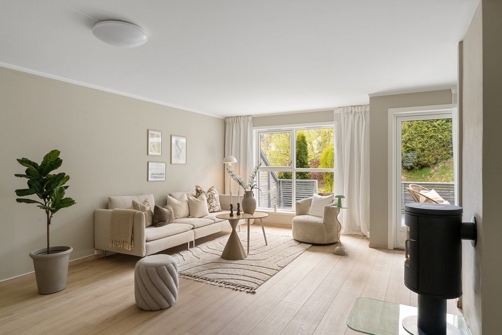 Stue som er lys og trivelig med god plass til både sofagruppe og spisebord, en perfekt plass til å nyte gode stunder med familie og venner. Galleribilde