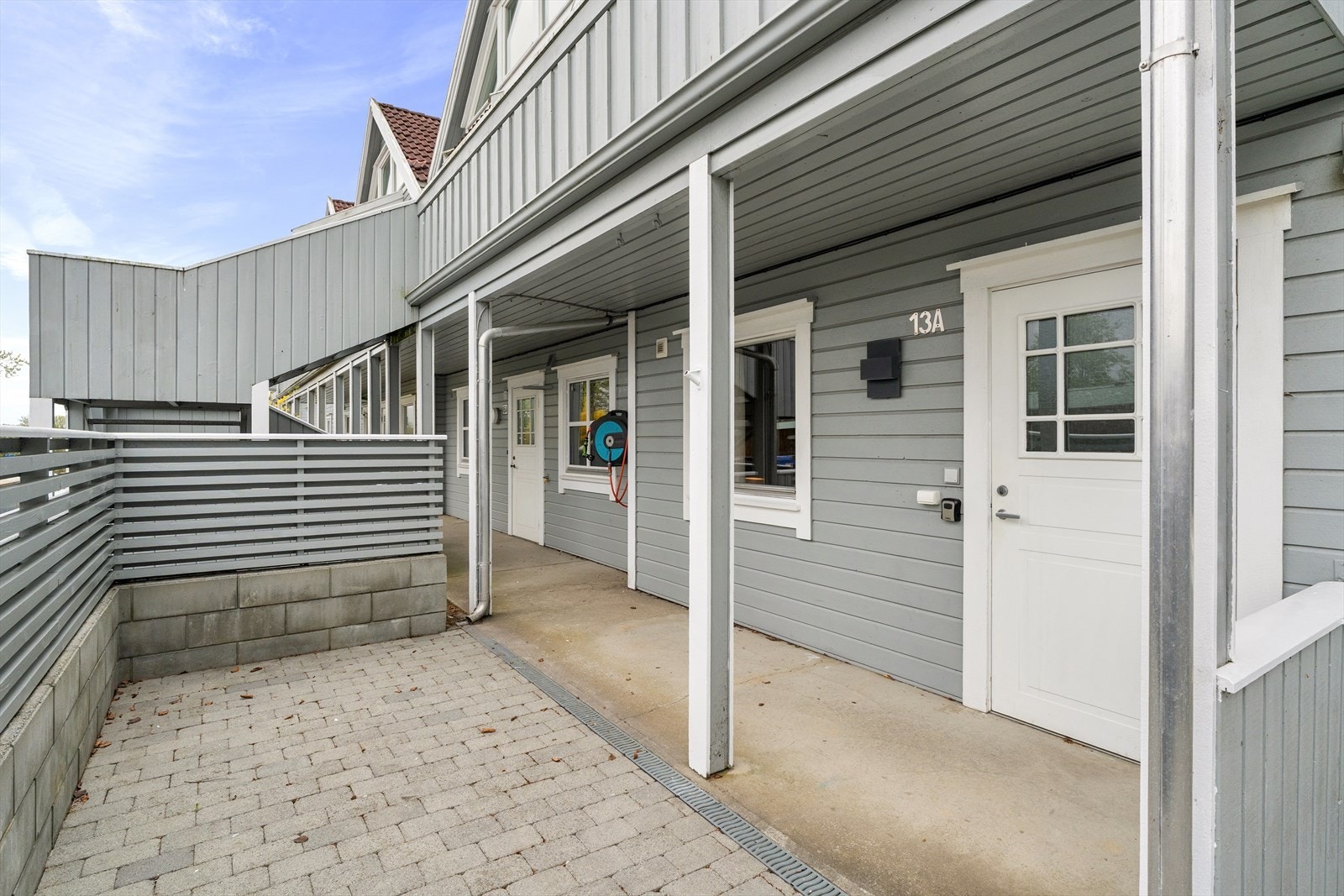I tillegg har man en koselig privat uteplass ved inngangspartiet hvor en kan nyte morgensolen. Galleribilde