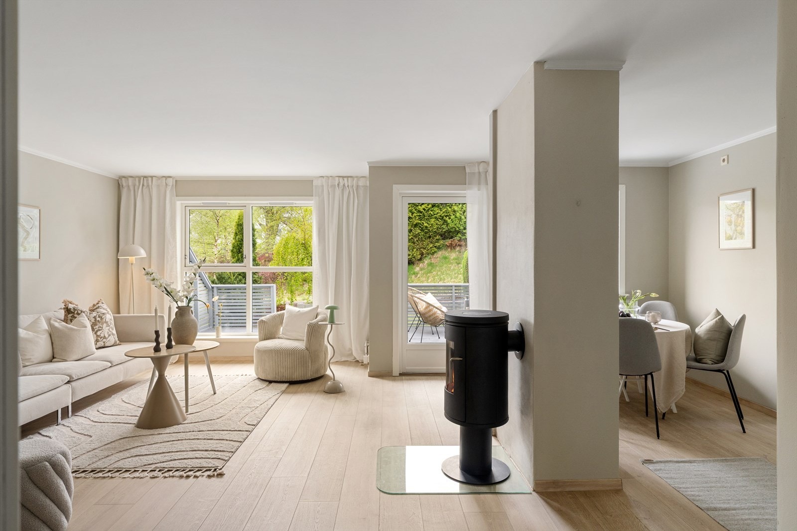 Gode vindusflater som slipper inn mye naturlig lys som sammen med varme fra vedovnen er med på å skape en god romfølelse og atmosfære i rommet. Galleribilde
