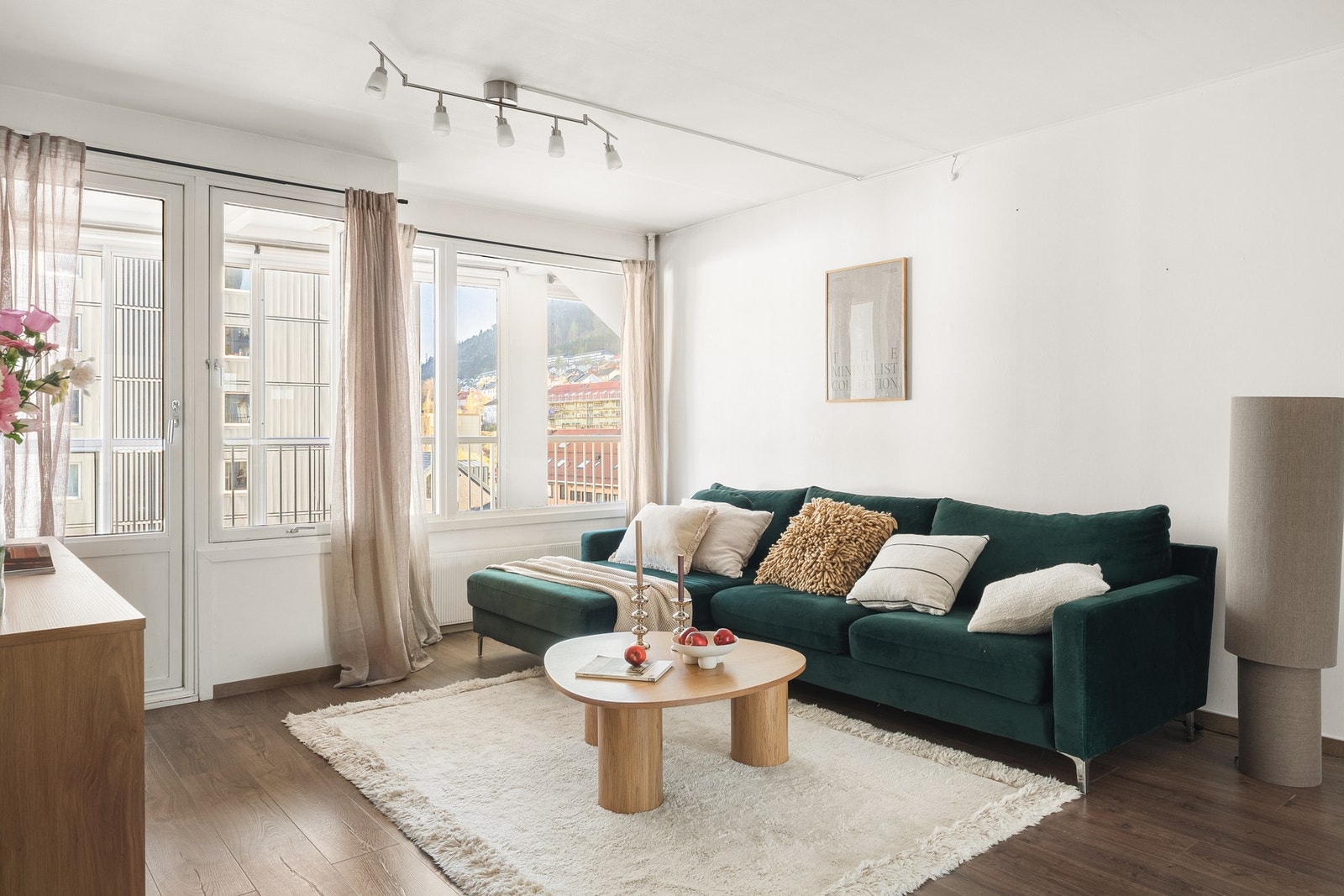 Store vindusflater slipper inn rikelig med naturlig lys og skaper en luftig atmosfære. Galleribilde