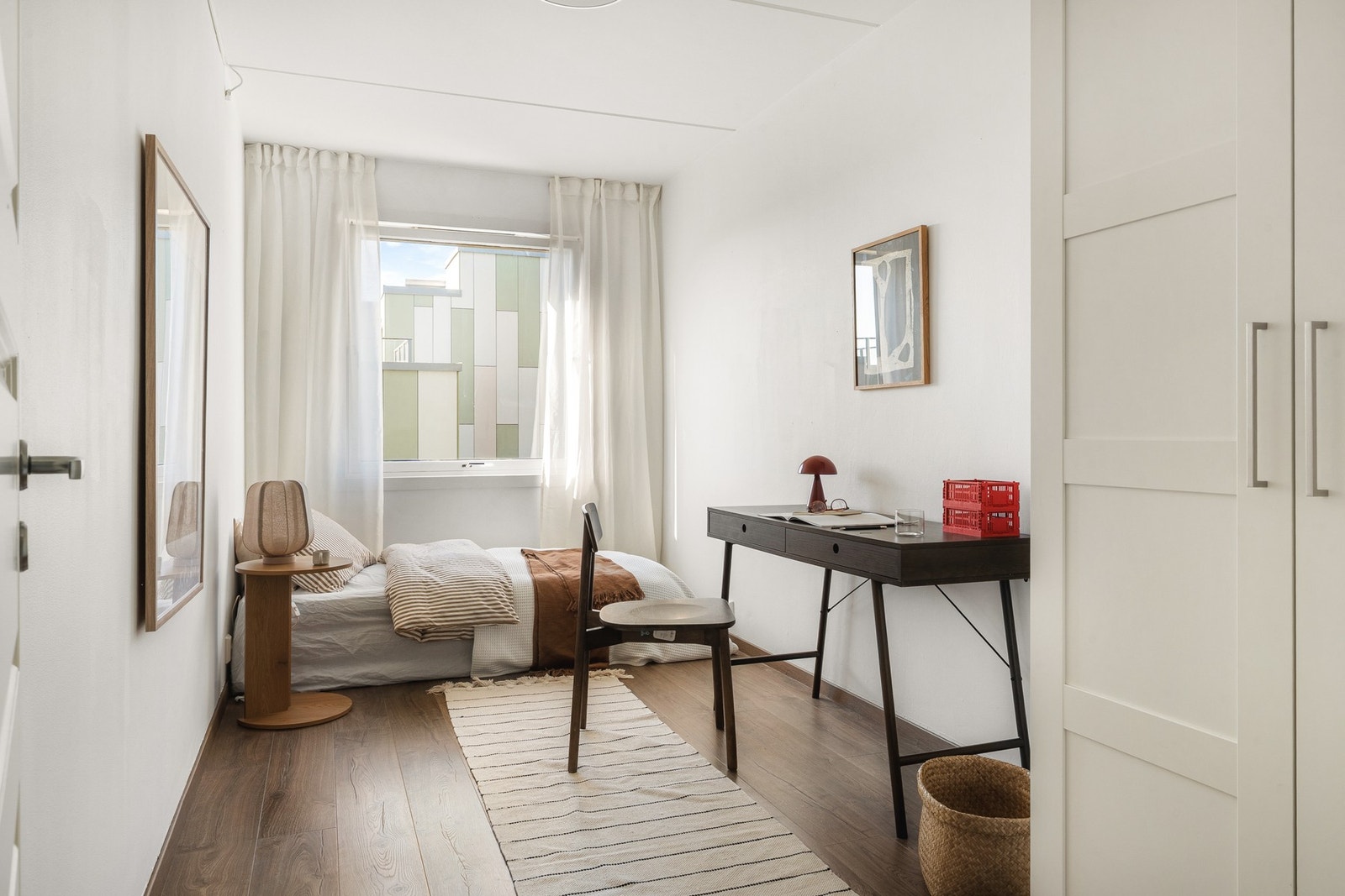 Begge soverommene har god plass til dobbeltseng, nattbord på hver side, skrivebord og garderobe. Galleribilde