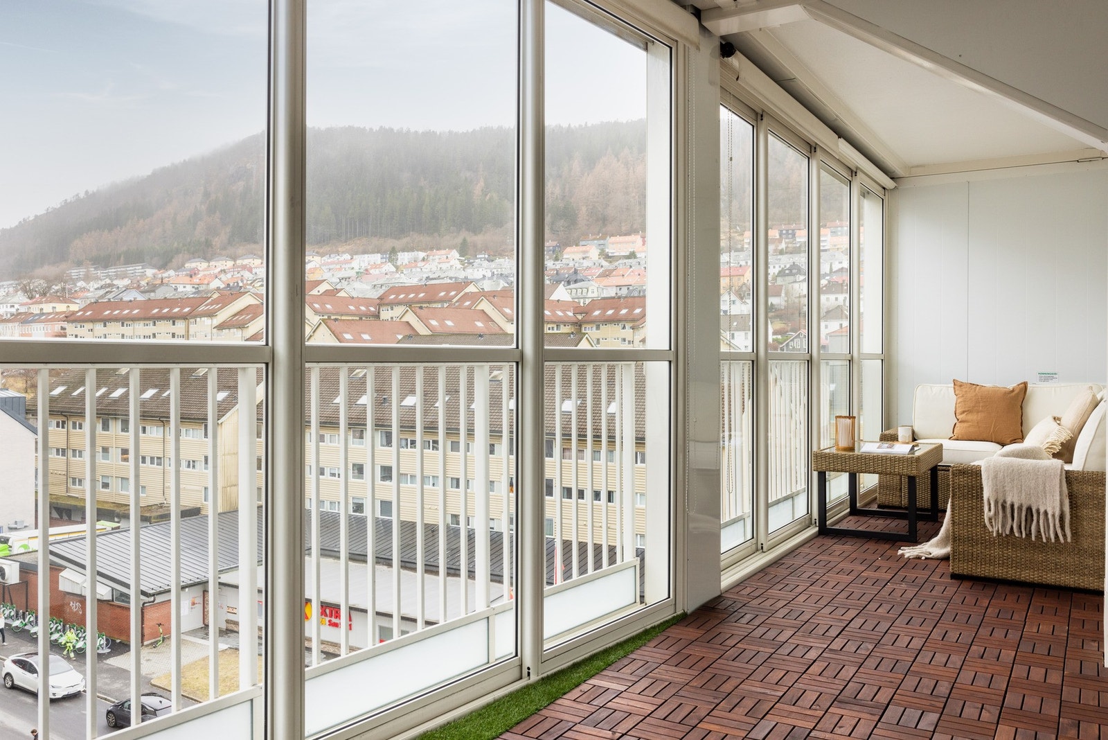 Lekker 3-roms med flotte solforhold, romslig innglasset balkong og utsikt. Meget sentral beliggenhet! Galleribilde