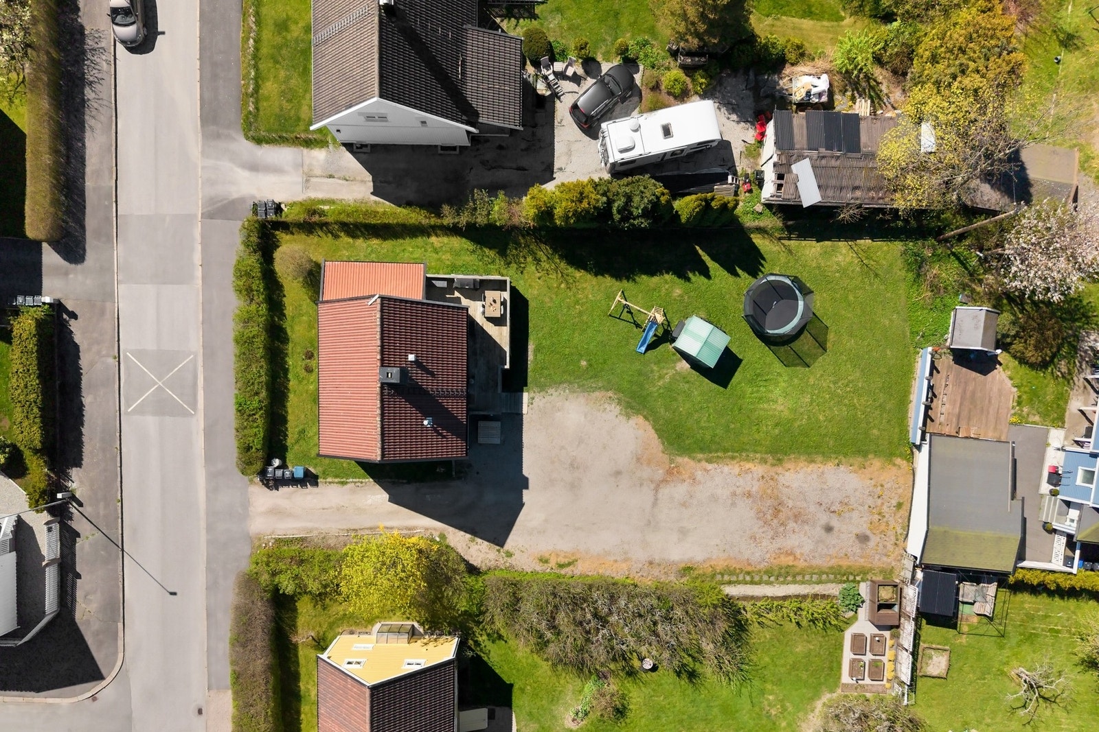 Huset er plassert ut mot gaten, noe som gjør at man får en god utnyttelse av arealene lengst inn på tomten. Galleribilde