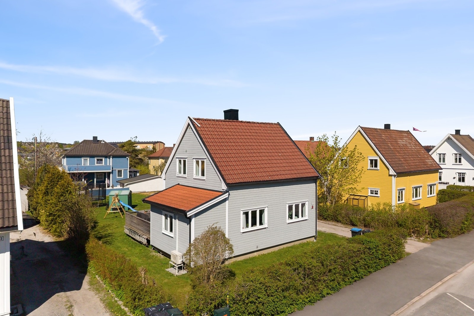 Eiendommen ligger sentralt i Sarpsborg, i et meget populært og etablert boligområde med nærhet til alle sentrums fasiliteter. Galleribilde