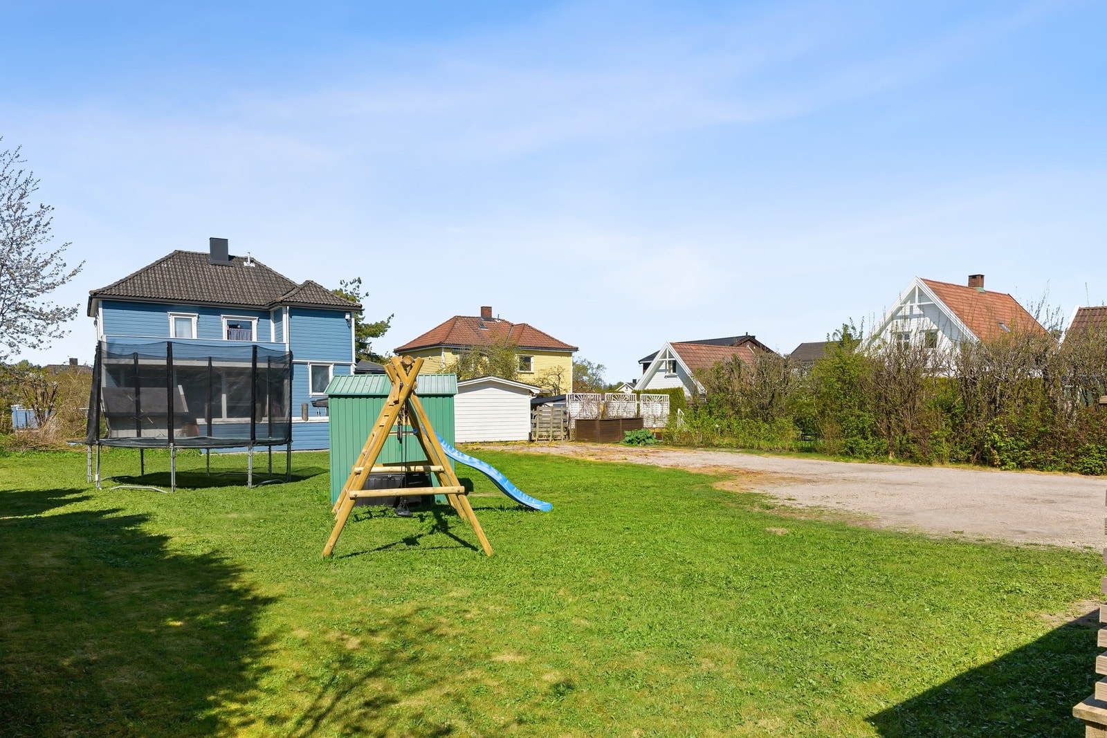 Fin hage med store plenarealer og varierende beplanting. Galleribilde