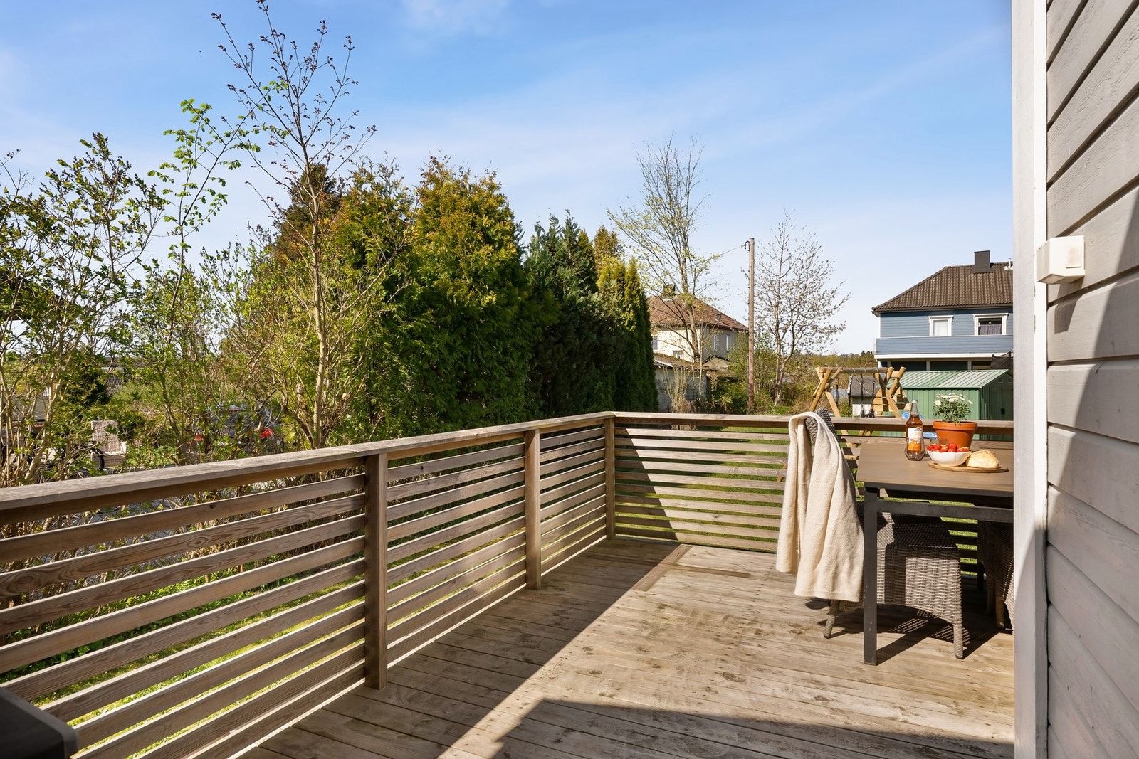 Hyggelig terrasse med utgang fra både stuen og entreen. Galleribilde