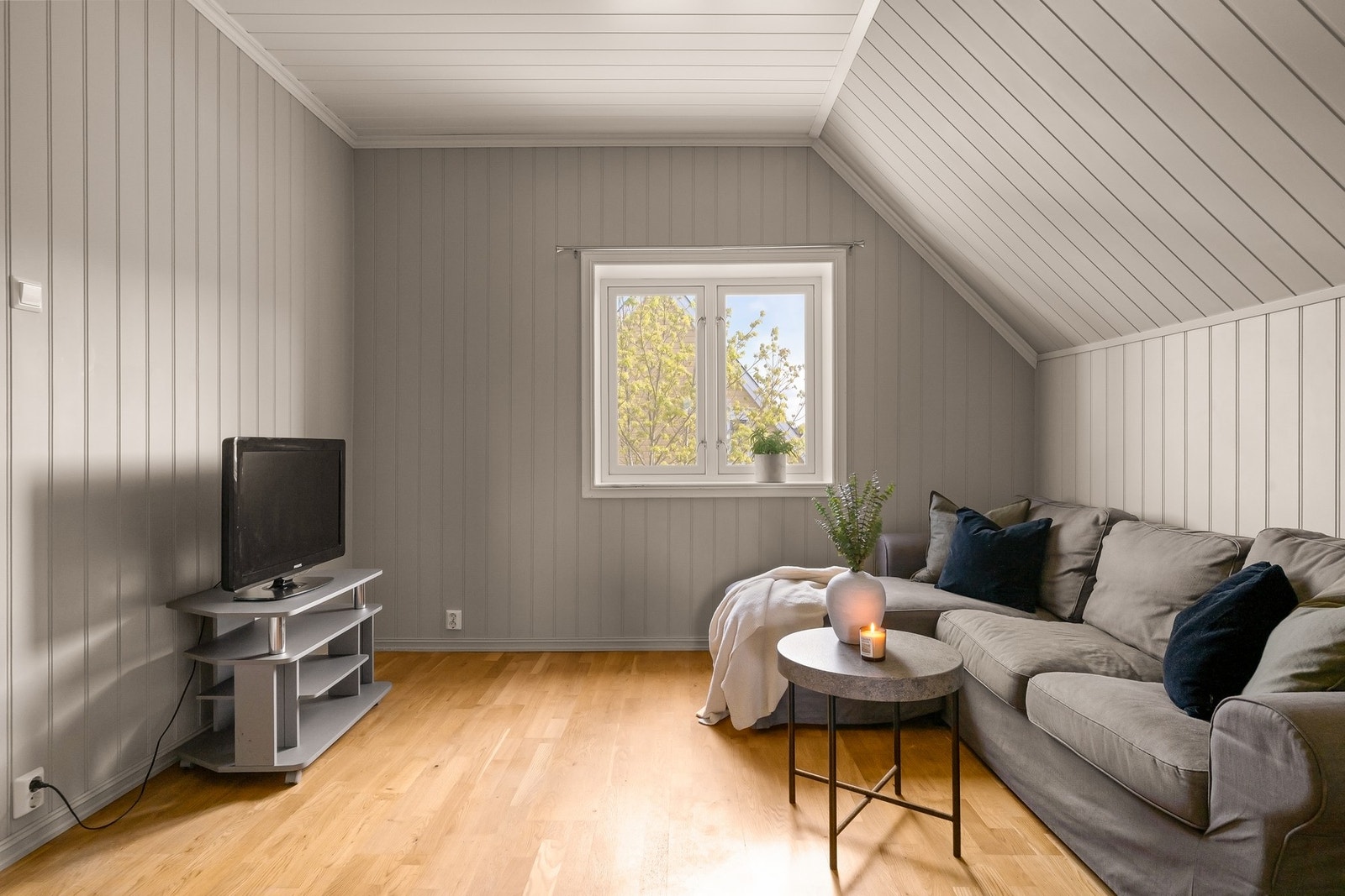 Stue med plass til sofa og TV-møblement. Galleribilde