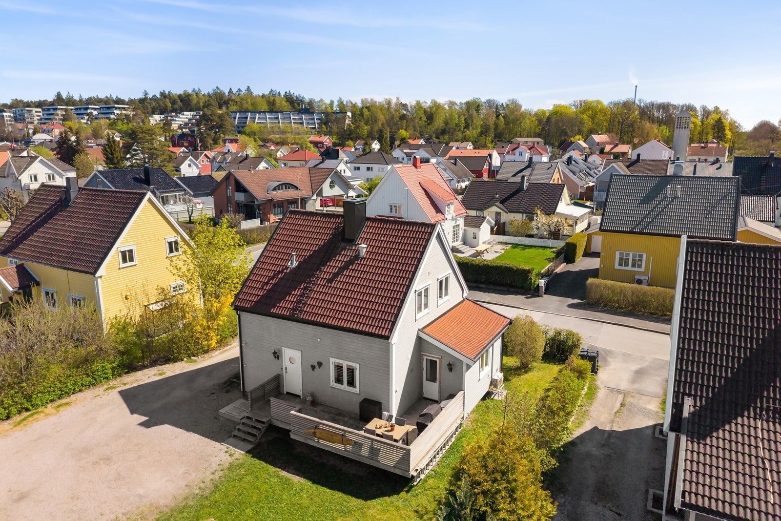 Stor gårdsplass med plass for flere biler. Galleribilde