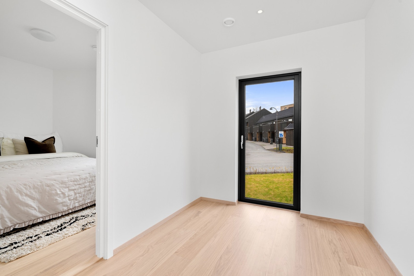 Mellomgang/garderobe med utgang til bakhage, og inngang til hovedsoverom og bad Galleribilde