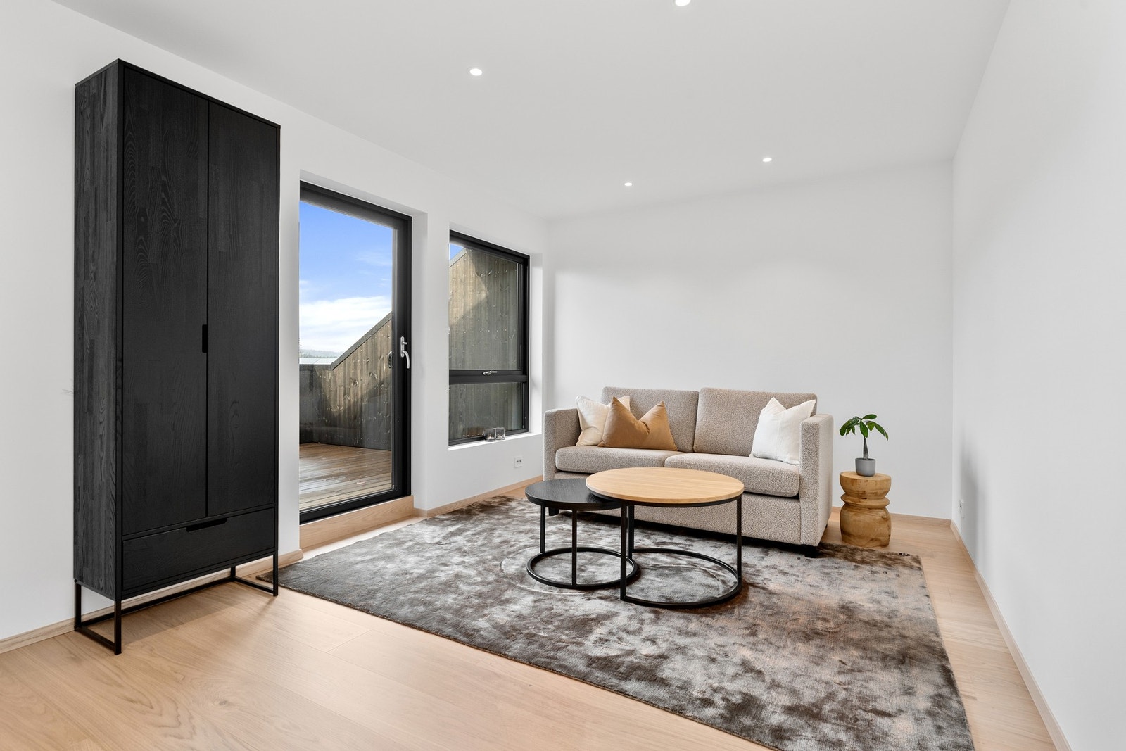 Loftstue med utgang til solrik veranda Galleribilde