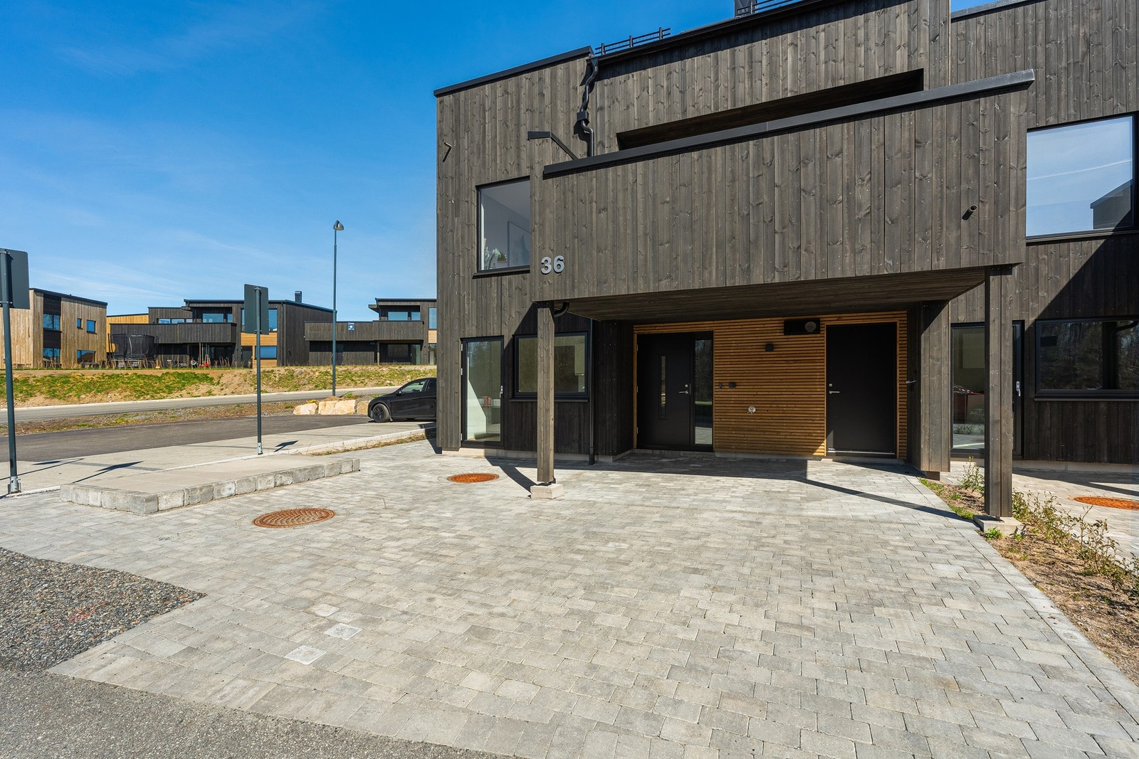 Pent opparbeidet endetomt med belegningstein. Klargjort fundament for evt. fremtidig oppføring av bod. Galleribilde