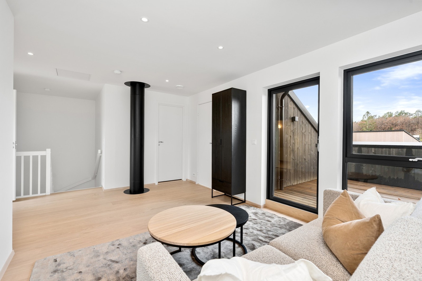 Loftstue med utgang til solrik veranda Galleribilde