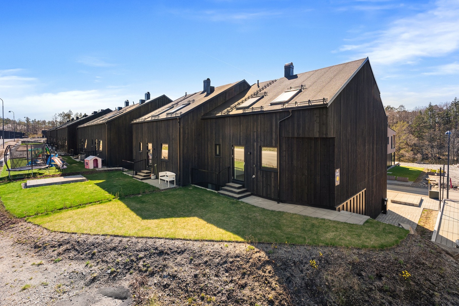 Pent opparbeidet endetomt med belegningstein, trapp og gressplen Galleribilde