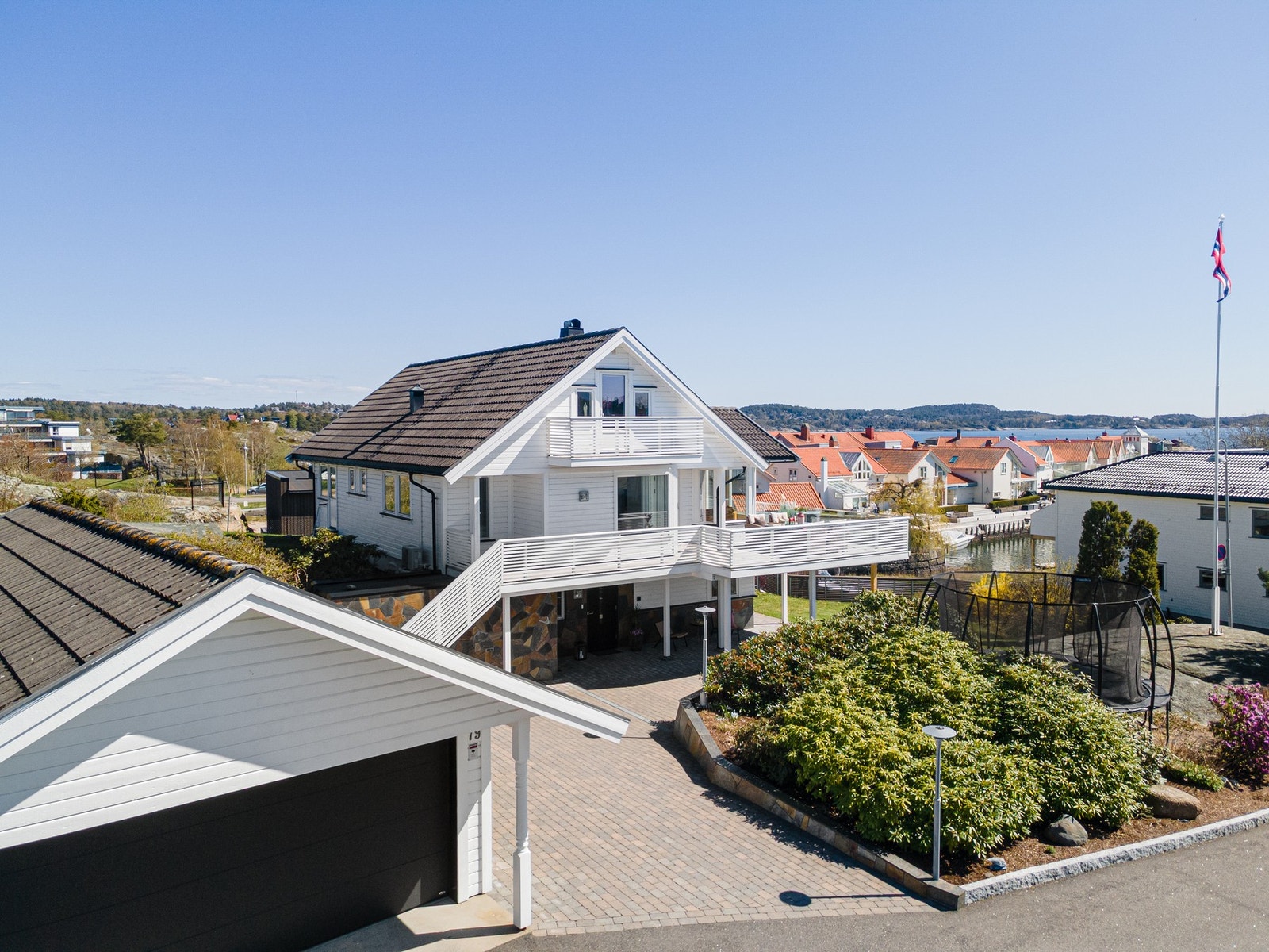 Sjønær og innholdsrik tomt med pent opparbeidede uteområder Galleribilde