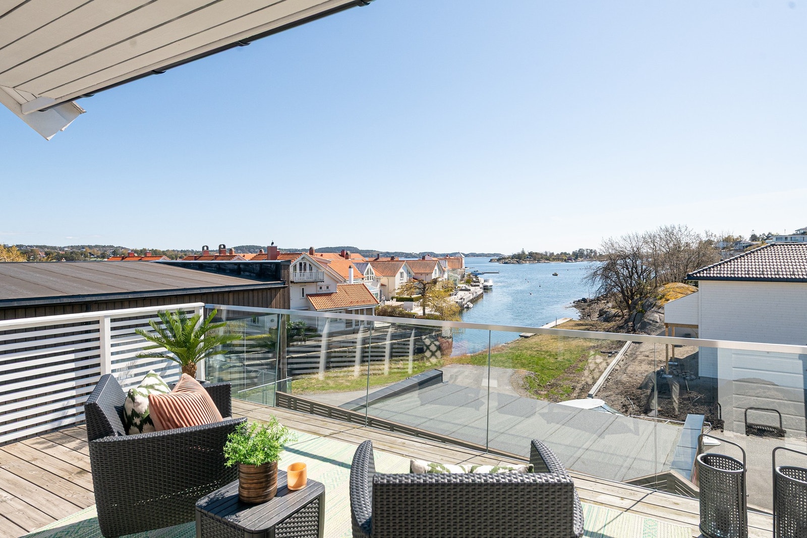 Overbygget og usjenert terrasse med nydelig sjøutsikt Galleribilde