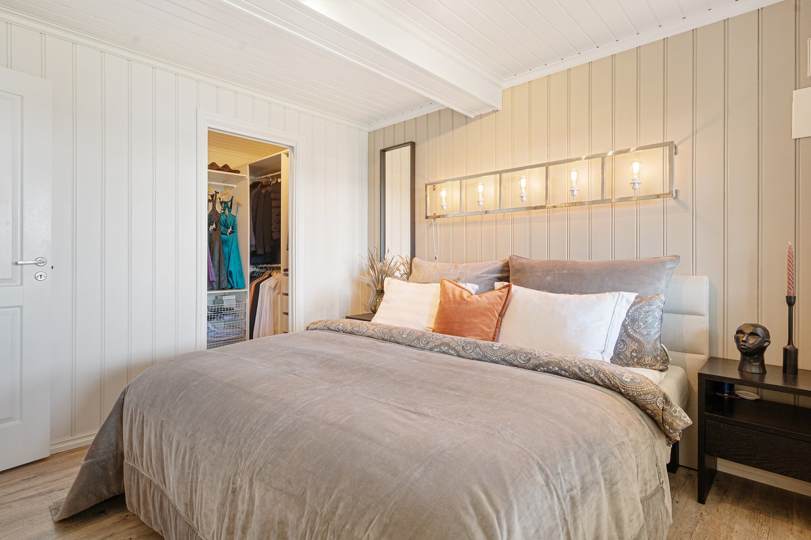 Soverommet har egen walk-in garderobe Galleribilde