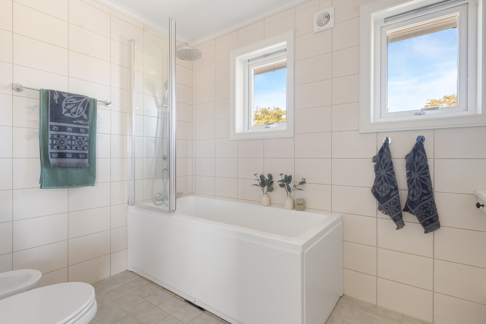 Men først ett bilde av badet på hovedplan Galleribilde