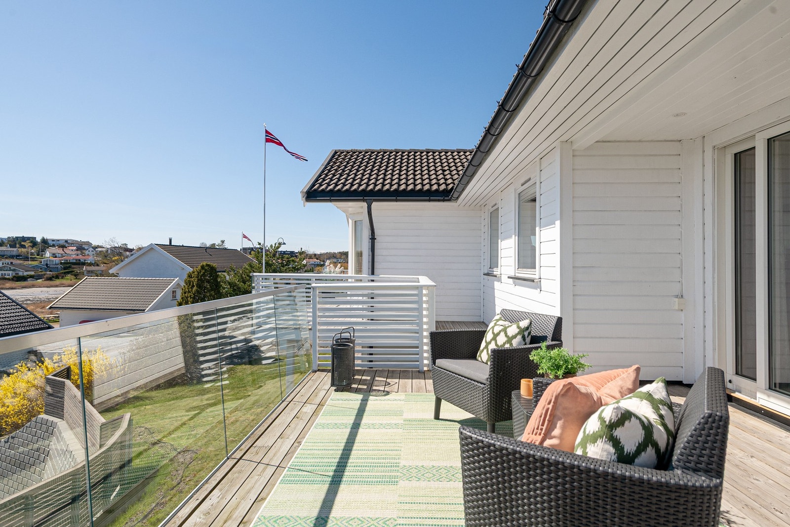Terrassen strekker seg langs hele fremsiden av huset så du kan nyte utsikten fra flere sider Galleribilde