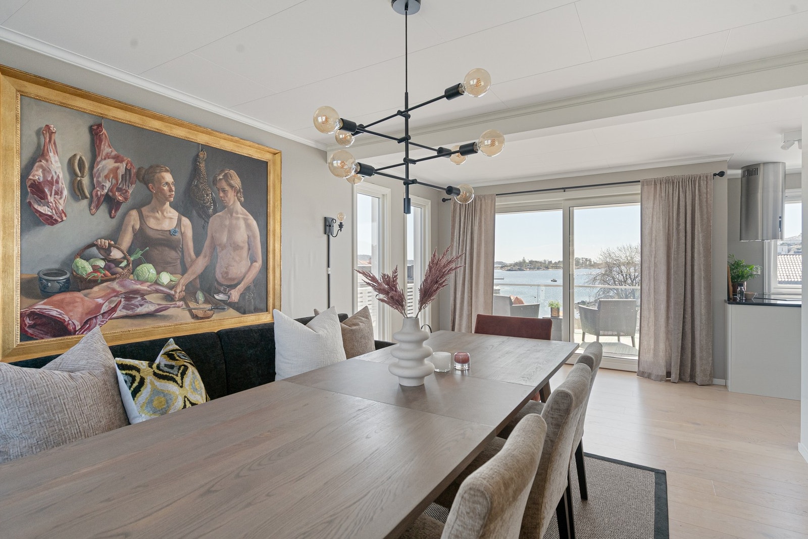 Dekk på til hyggelig lag! Med utsikt rett ut til fjorden! Galleribilde
