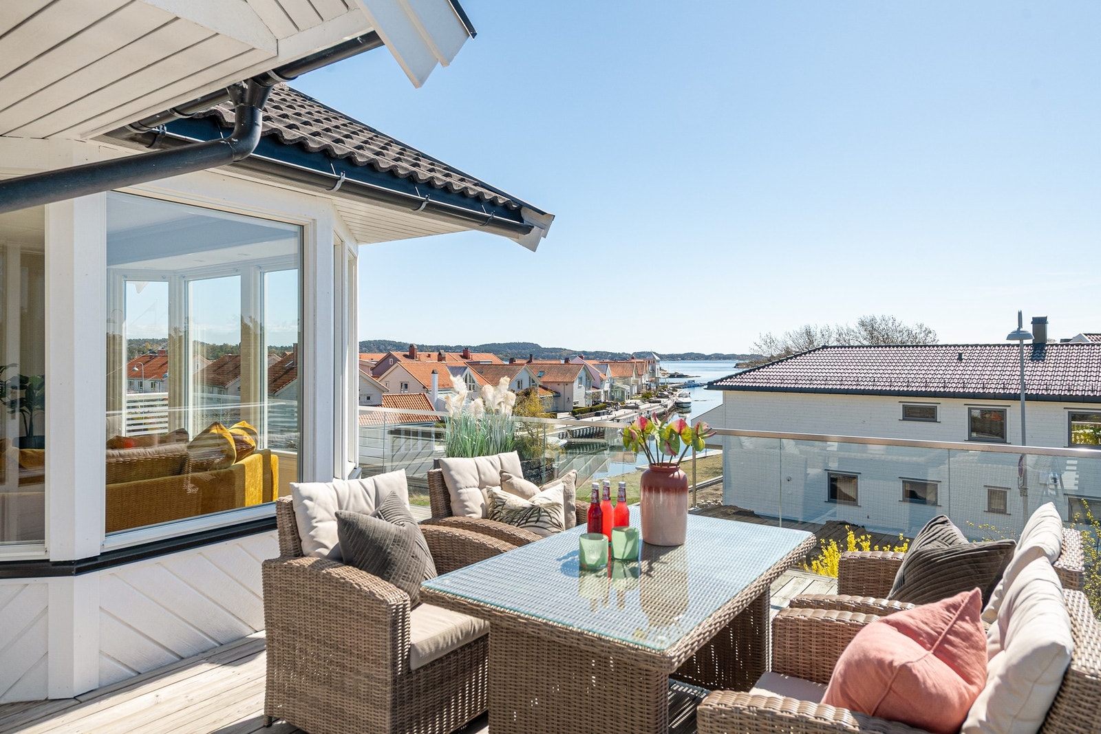 Fra stuen er det direkte utgang til balkongen! Her har man flere møbleringsmuligheter og god plass til hyggelige kvelder Galleribilde