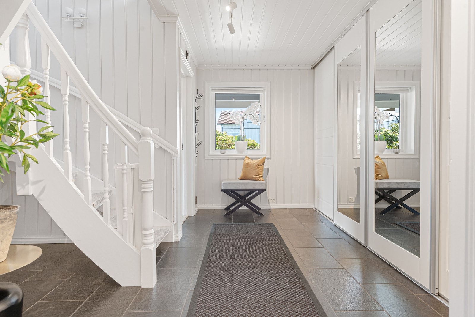 Stor og lys gang som gir et fint førsteinntrykk av boligen! Her har du god plass til å henge fra deg i stor skyvedørsgarderobe Galleribilde