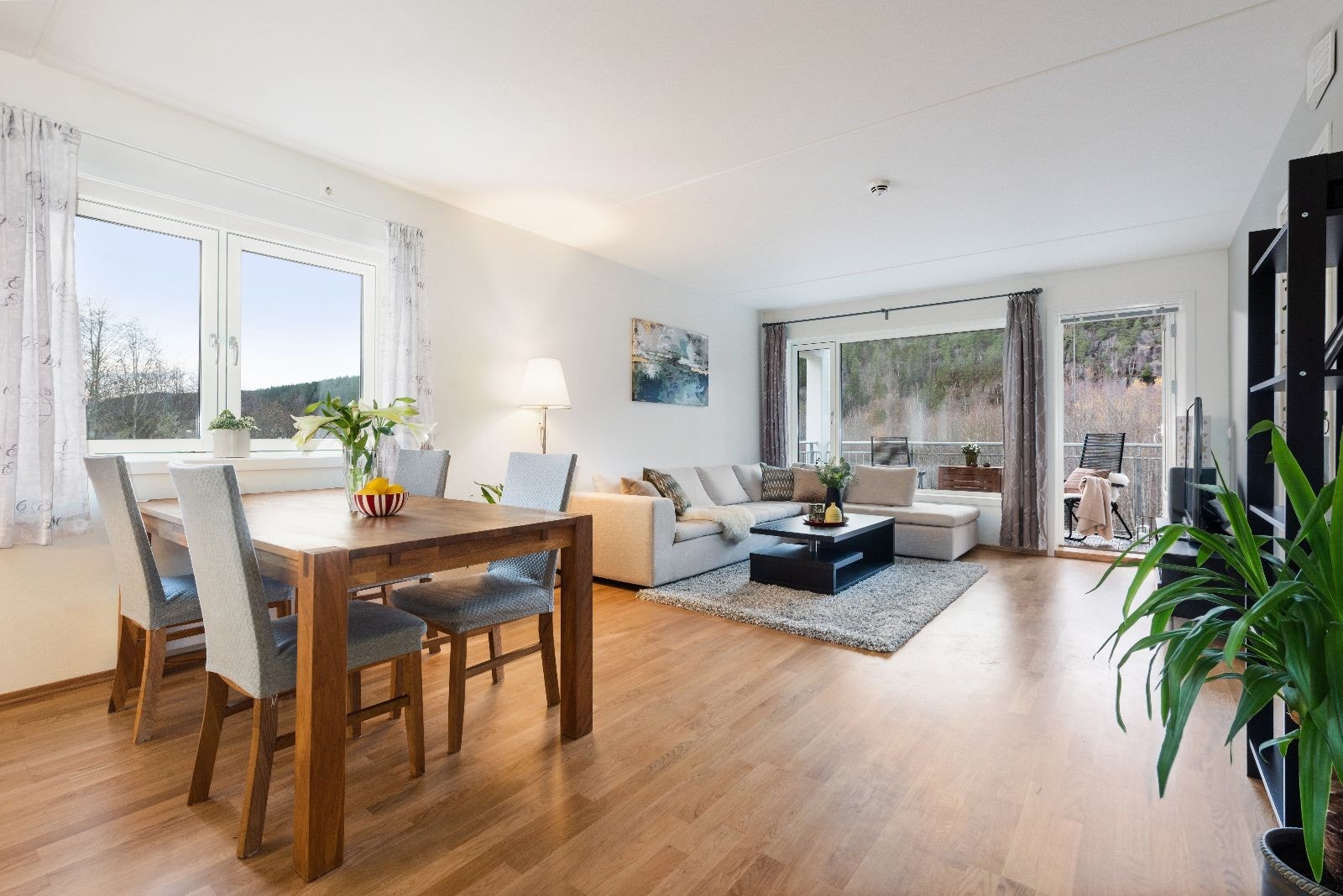 God plass til spisebord og salong i stuen. Galleribilde