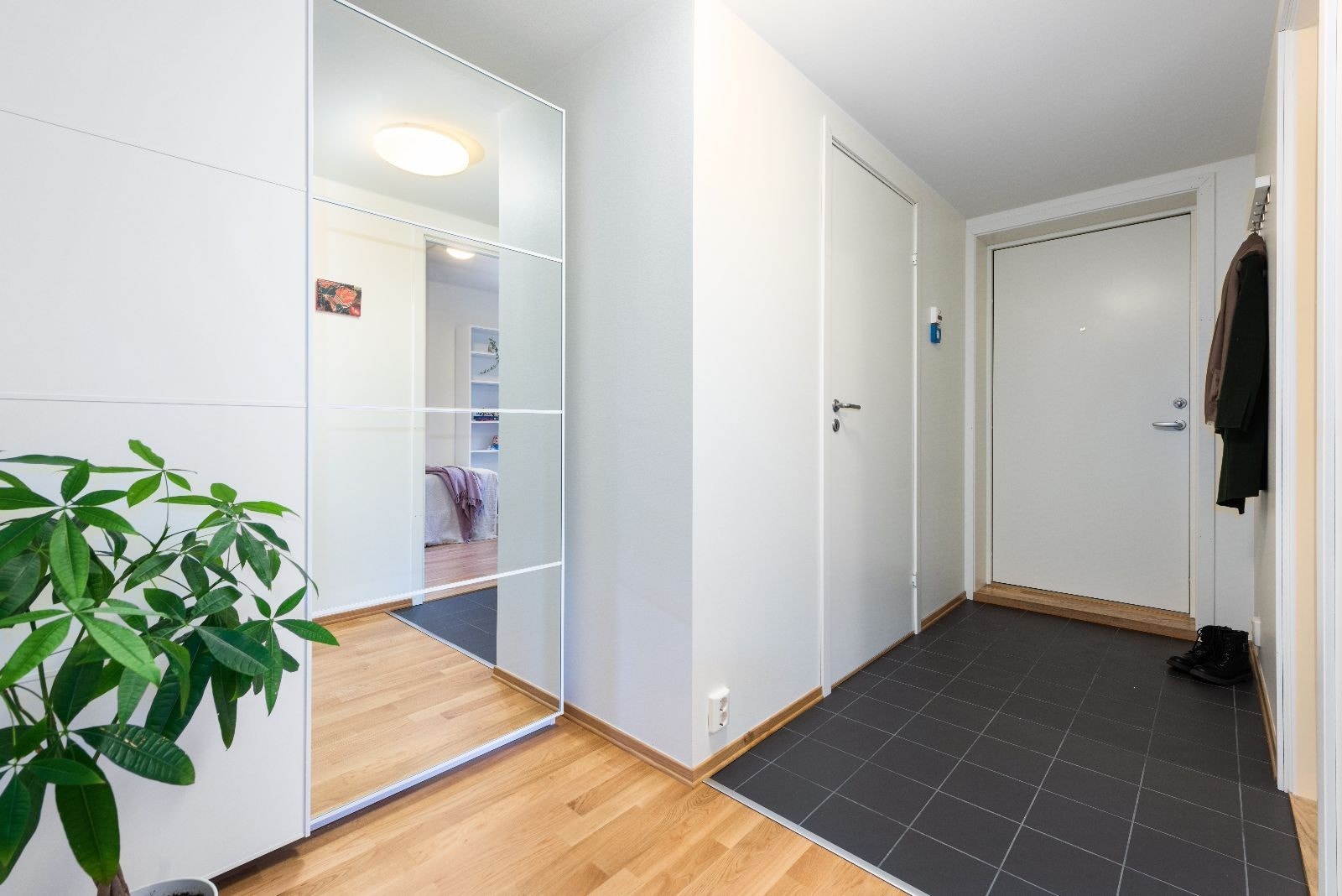 Entré med garderobeløsning. Galleribilde