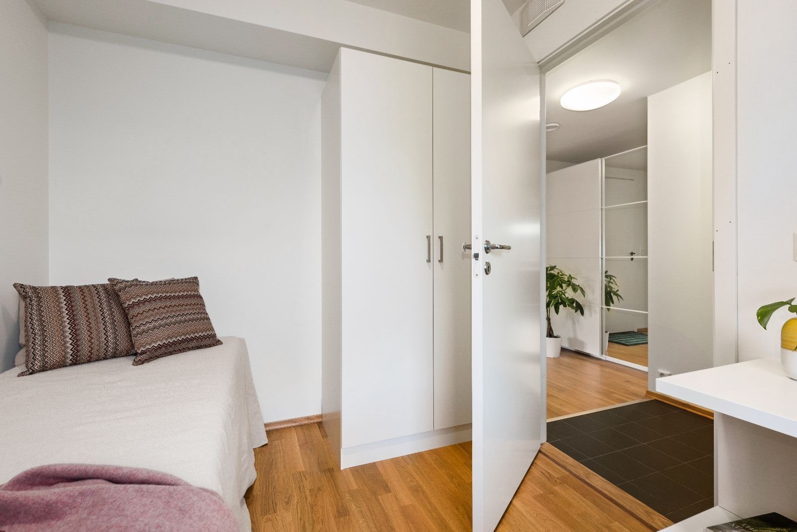 Soverom 2 har garderobeskap og god plass til hjemmekontor Galleribilde