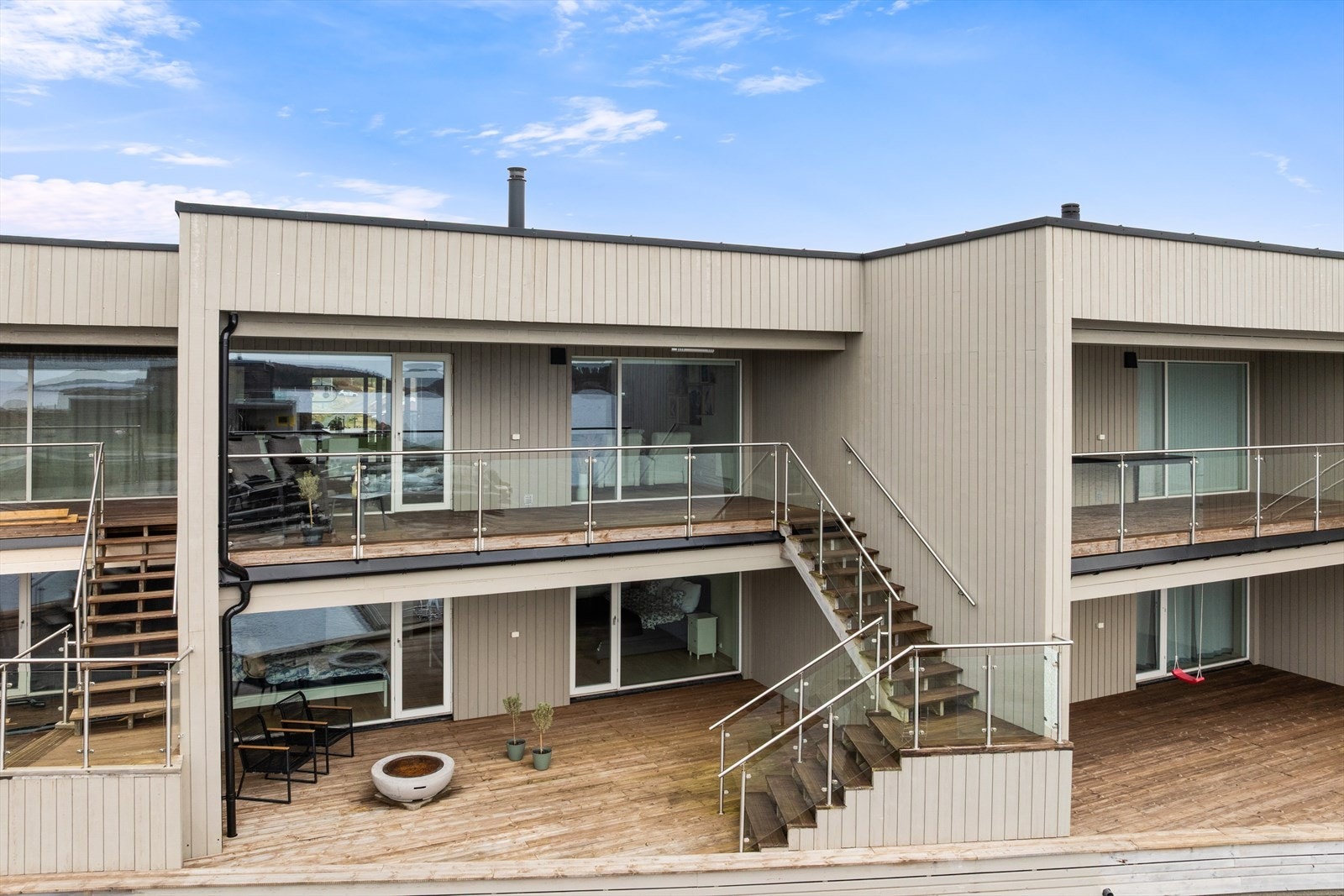 Veranda og terrasse mot sjøsiden samt veranda på motsatt side. Galleribilde