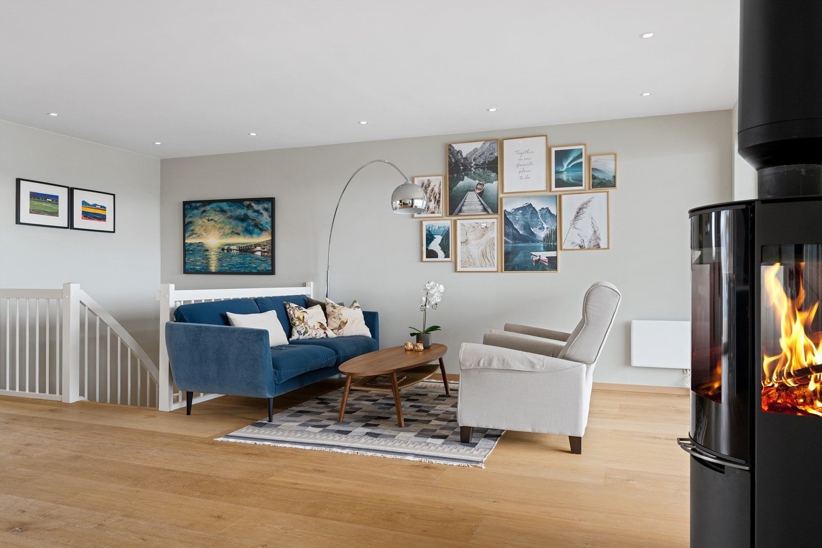 Lys og moderne stue-kjøkken løsning med downlights Galleribilde