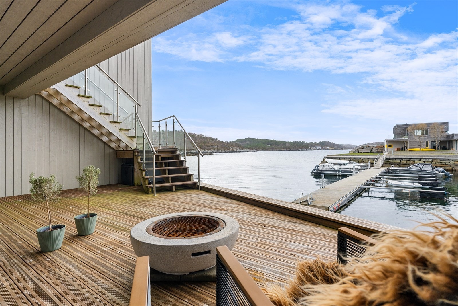 Fra uteområdet kan man nyte denne fine utsikten Galleribilde