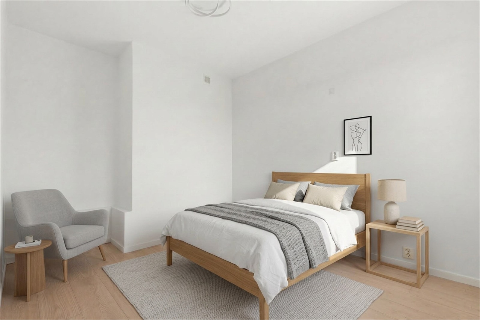 Soverommet er av god størrelse med plass til seng med nattbord og garderobe. Galleribilde