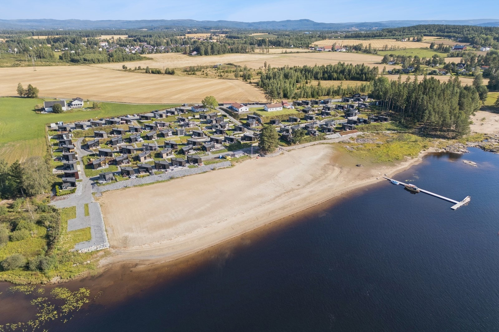 Rett nedenfor hytta ligger sandstrand, samt mulighet for lek og moro på elven. Galleribilde