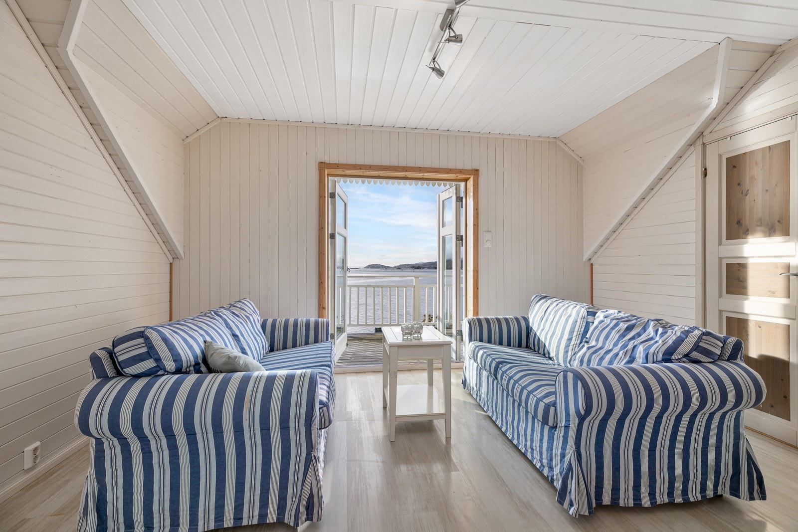 Loftsstue med utgang til balkong. Galleribilde