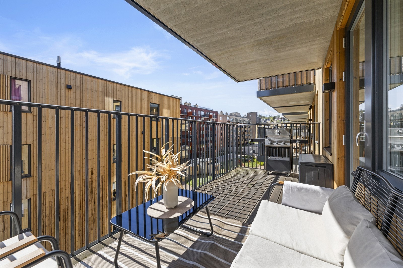 Fra stuen er det utgang til en romslig balkong på 11 m². Et herlig uterom med god plass til en sittegruppe. Galleribilde