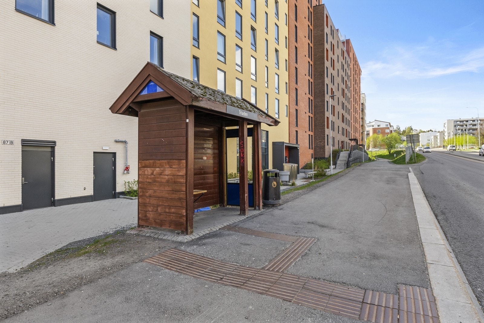 Rett utenfor døren finner du bussholdeplass med hyppige avganger som effektivt knytter deg til resten av regionen. Galleribilde