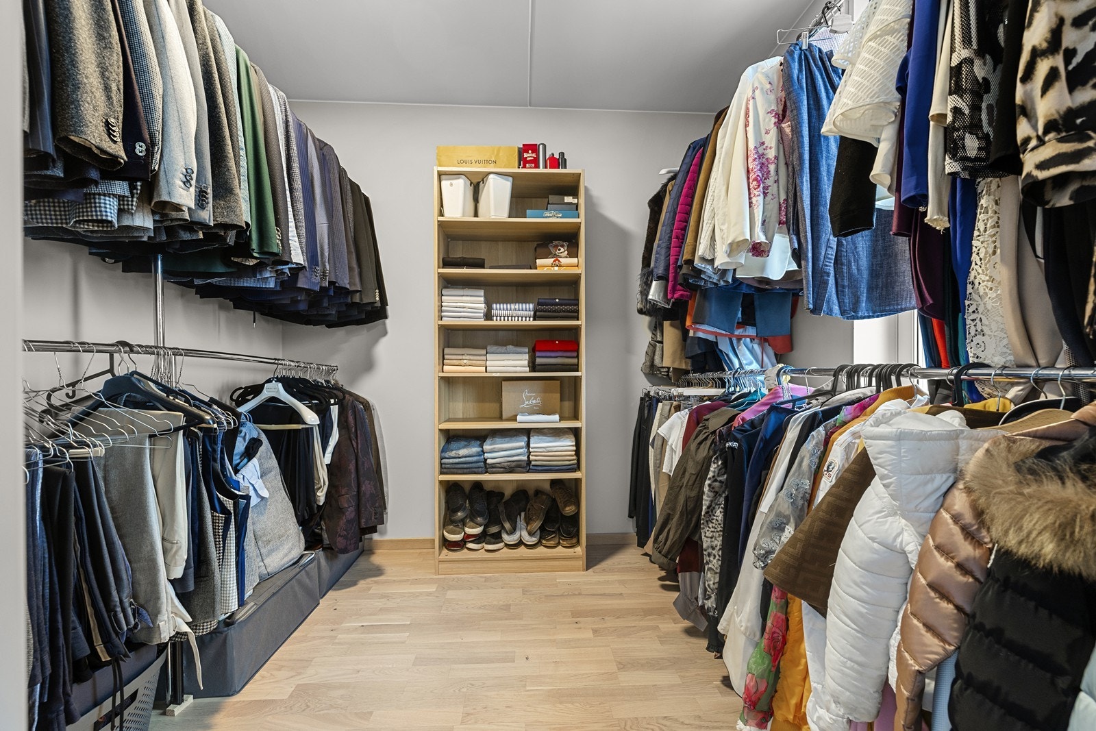 Det fjerde soverommet er i dag innredet som et romslig omkledningsrom, som viser rommets fleksibilitet. Galleribilde