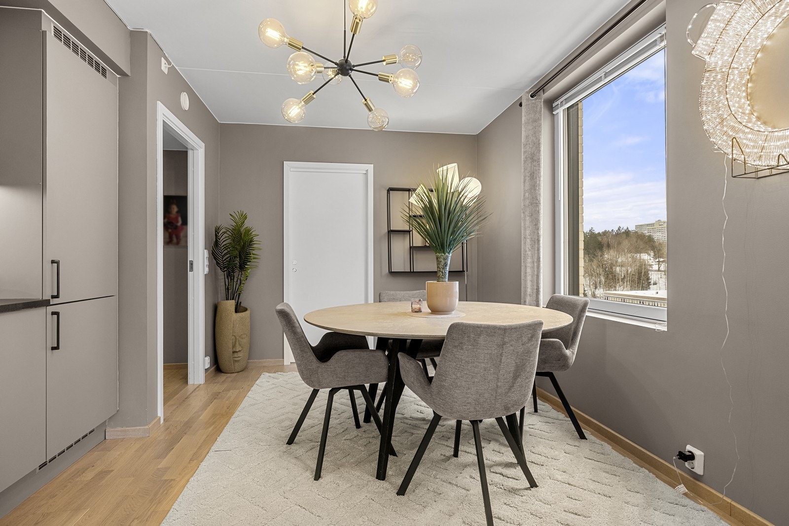 Spiseplassen er plassert ved vinduet, som gir en fin ramme rundt måltidene. Galleribilde