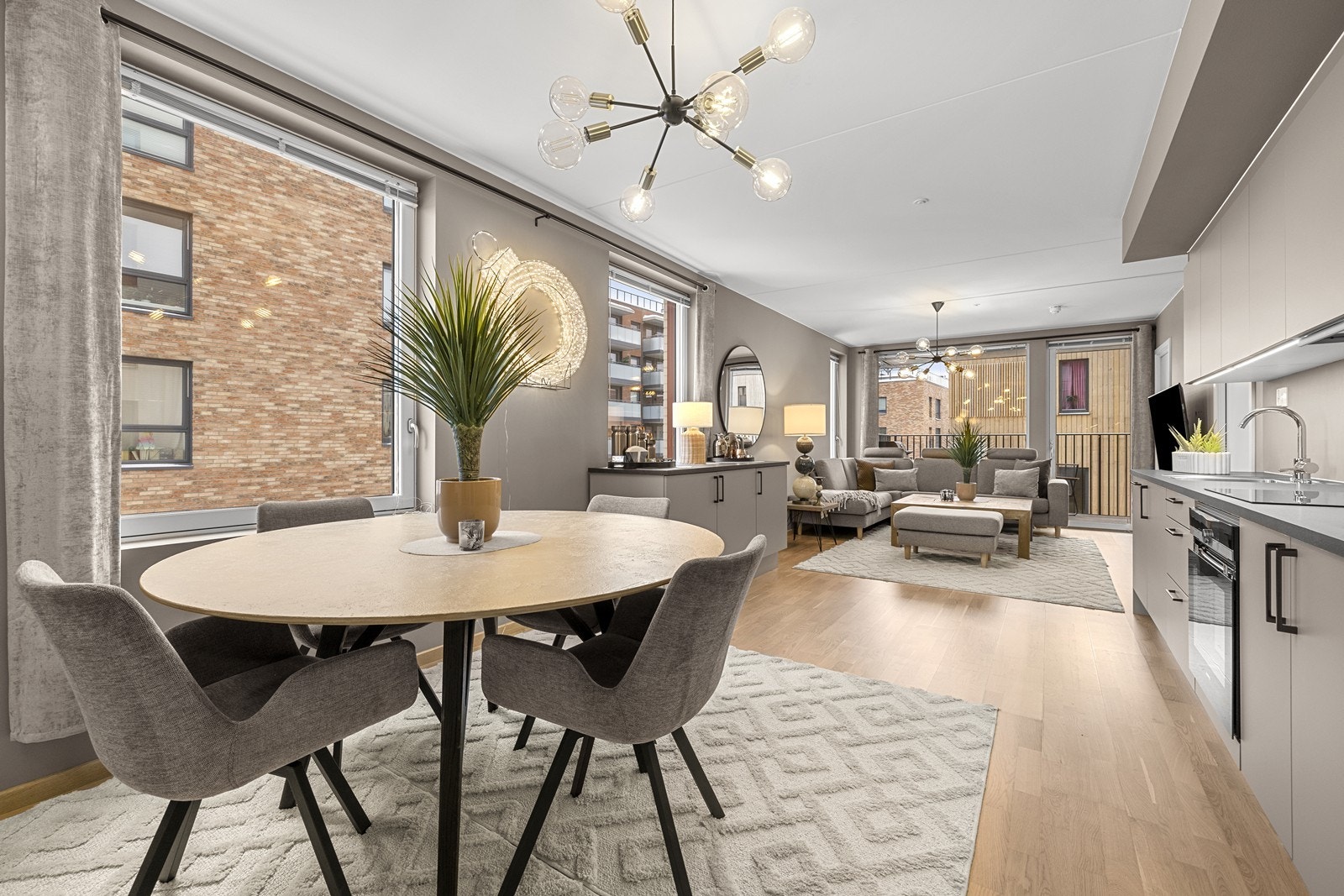 Den åpne løsningen gir god plass til både en romslig spisestue og en separat sofakrok. Galleribilde