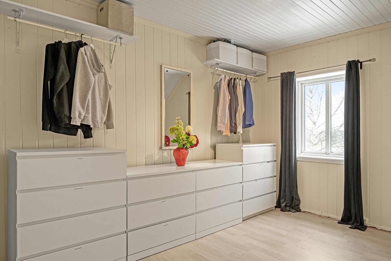 Lyst og tidløst med panelte vegger og laminatgulv. Galleribilde