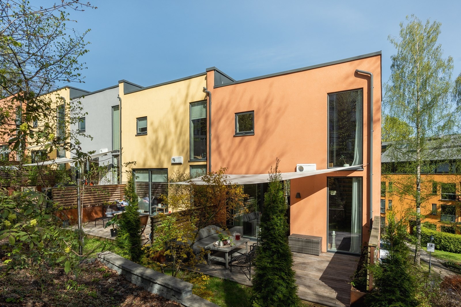 Her får du en stor markterrasse på ca. 20 kvm med videre adkomst til felles hage. Galleribilde