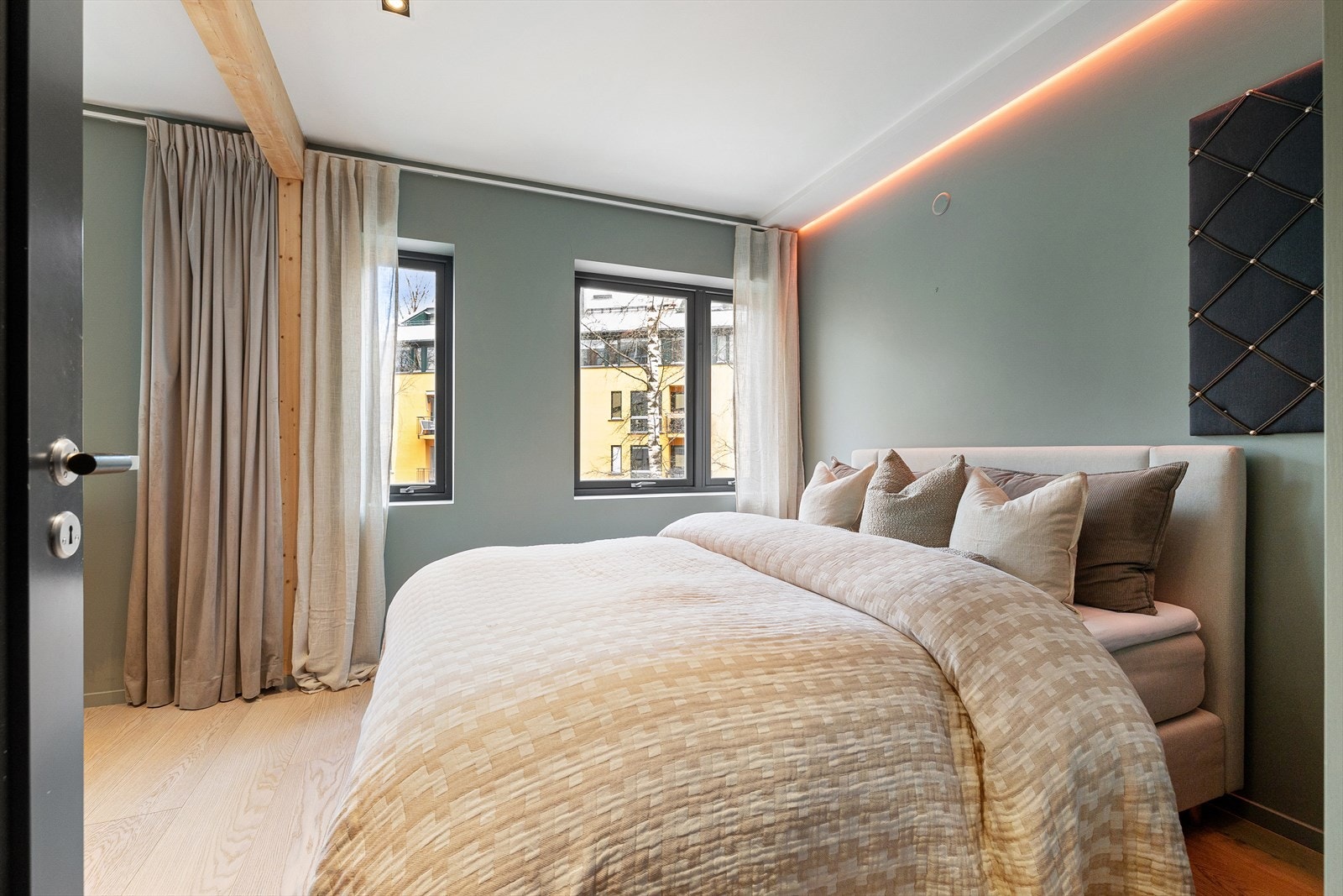 Flott soverom med god plass til dobbeltsseng. Galleribilde