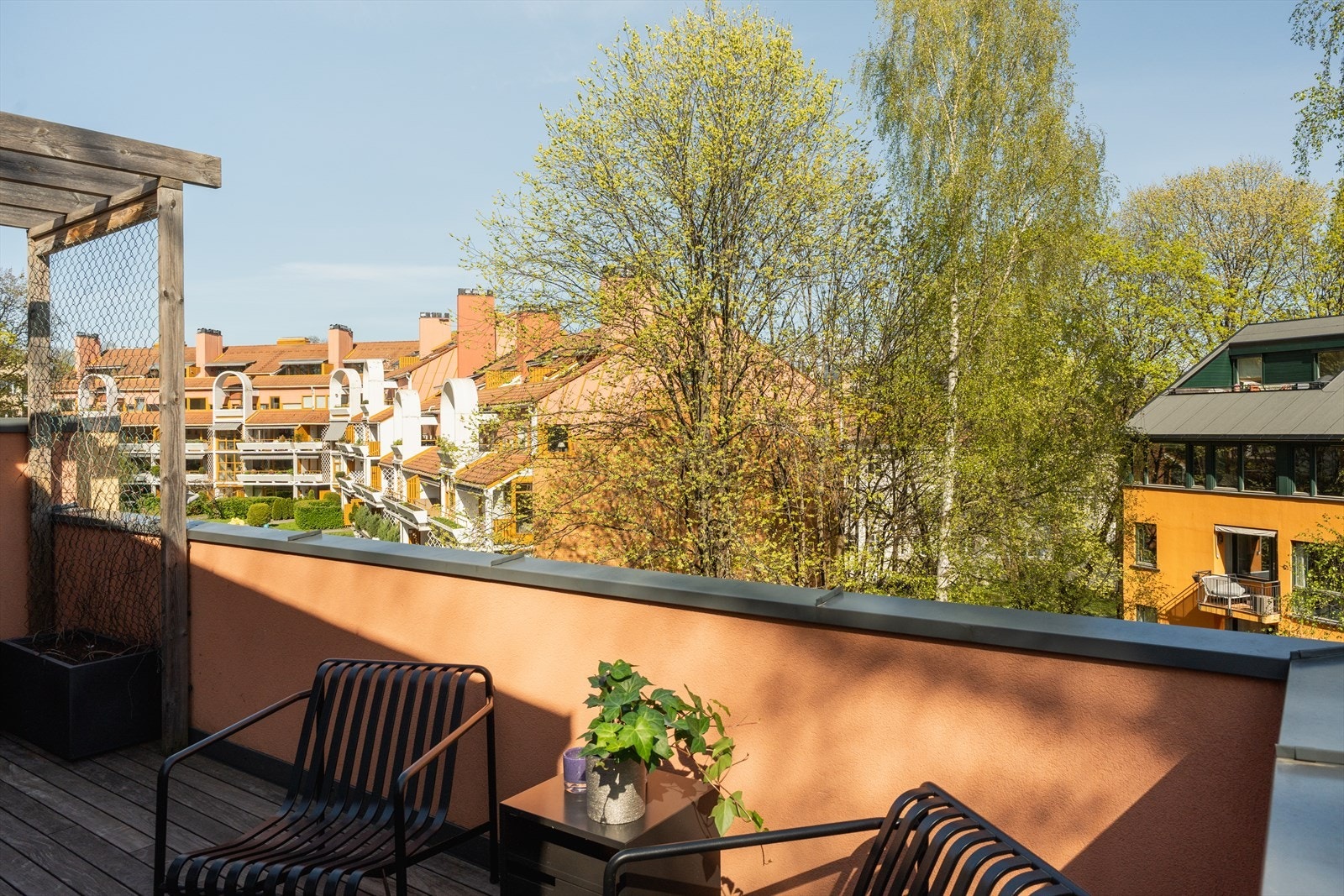 God plass til utemøbler gir en fin mulighet til å etablere en hyggelig uteplass, perfekt for rolige morgener med kaffekoppen i solen. Galleribilde