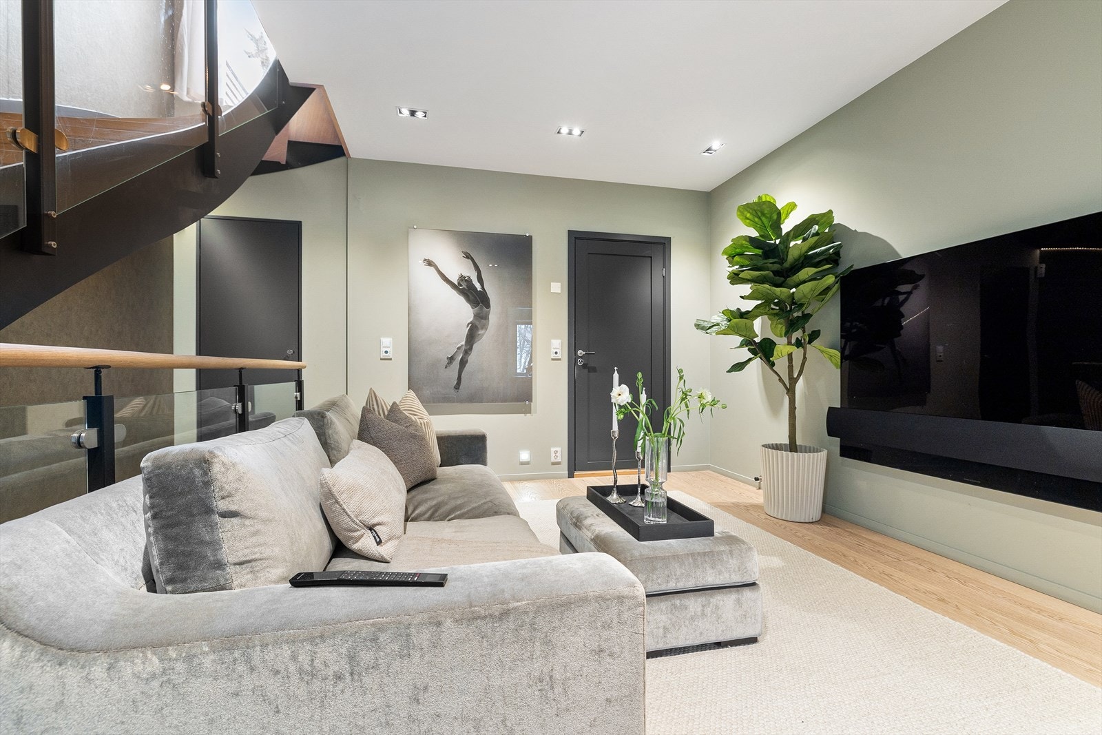 Her er det god plass til sofa og egen underholdningsavdeling. Galleribilde